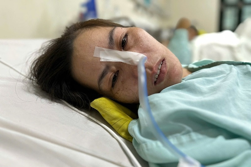 Xót xa cảnh 3 con thơ khóc van nài: 'Bố không còn nữa, xin mẹ đừng chết'