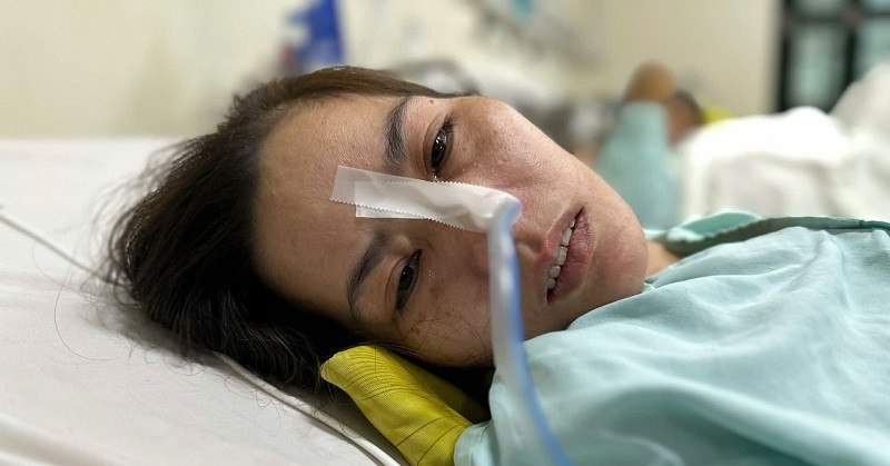 Xót xa cảnh 3 con thơ khóc van nài: 'Bố không còn nữa, xin mẹ đừng chết'