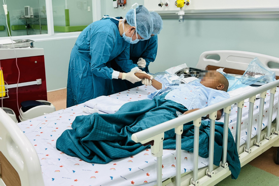 Bản tin trưa 29/1: Anh trai 10 tuổi hiến tủy cứu em