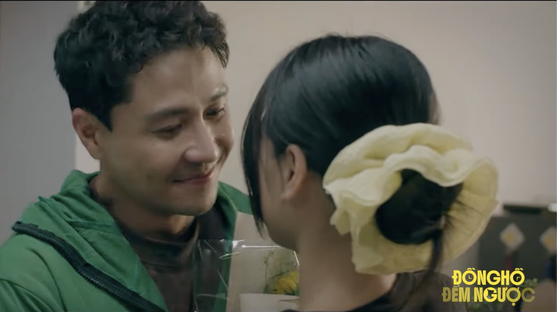 'Đồng hồ đếm ngược' tập 1: Thành khoe tin vui và trao nụ hôn đắm say cho bạn gái