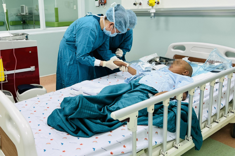 Anh trai 10 tuổi hiến tủy cứu em