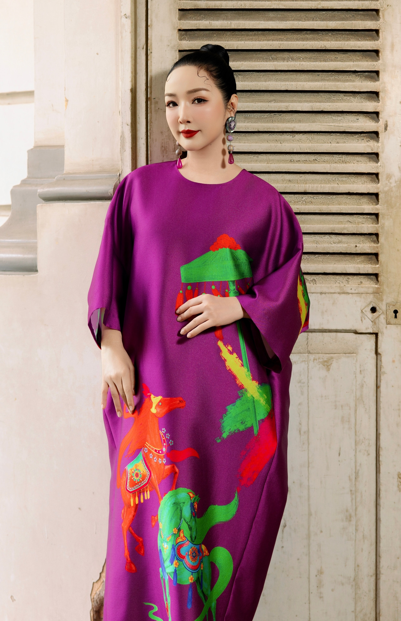 Hoa hậu Giáng My trong váy tím rực rỡ