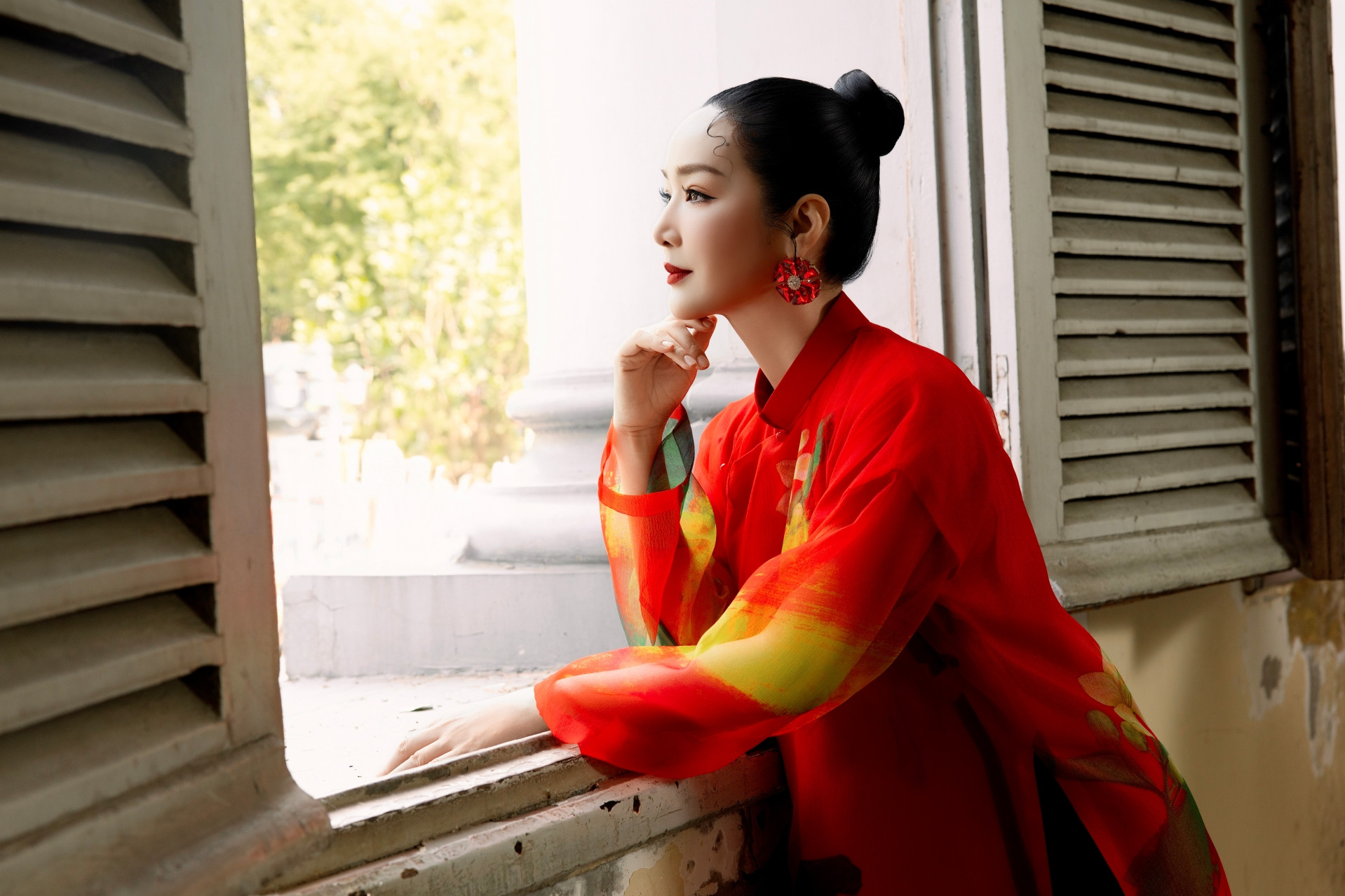 Áo dài đỏ cách tân họa tiết ngựa Bính Ngọ