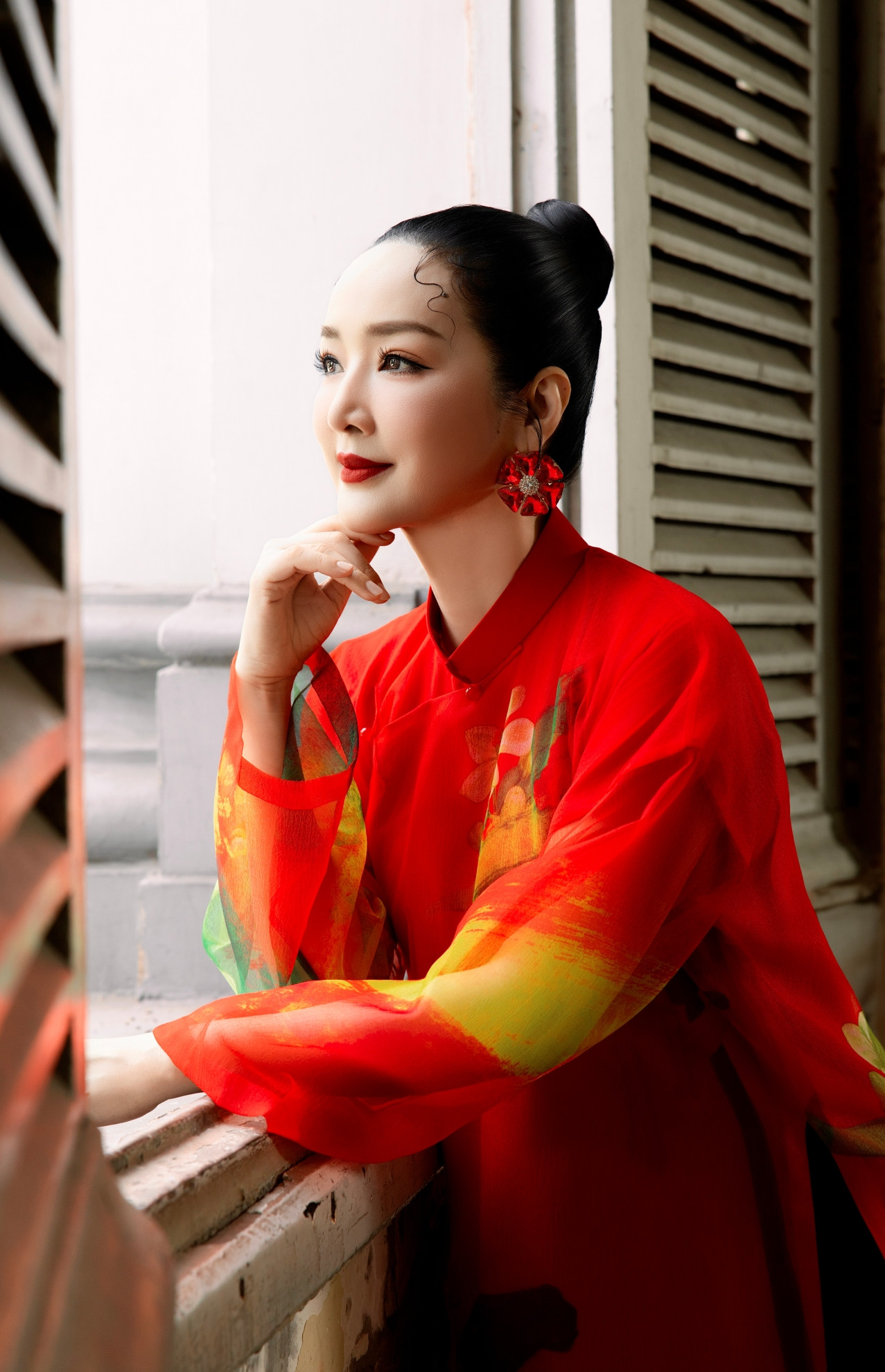 Hoa hậu Giáng My diện váy ngắn họa tiết hoa bưởi