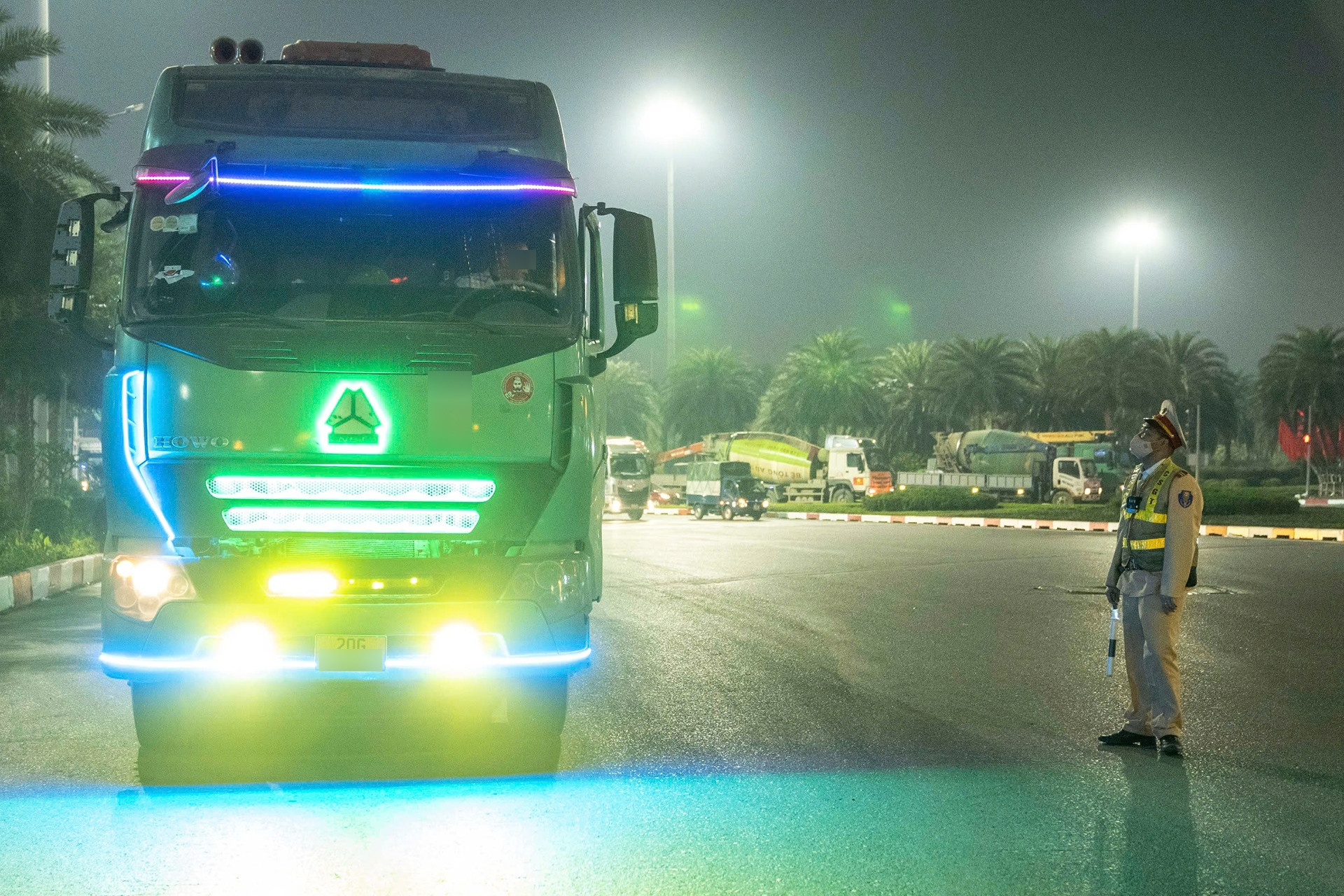 Độ 2 còi hơi rồi bấm giữa đêm, nam tài xế nói 'còi zin' tiếng bé, không ai tránh