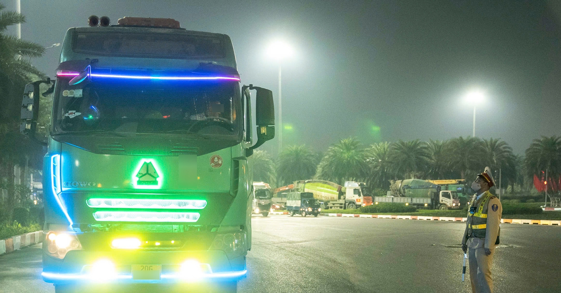 Độ 2 còi hơi rồi bấm giữa đêm, nam tài xế nói 'còi zin' tiếng bé, không ai tránh