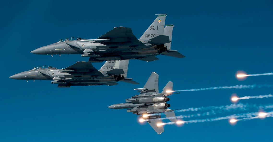 F-15E Strike Eagle: ‘Sát thủ’ bầu trời thống lĩnh tập trận nóng bỏng tại Trung Đông