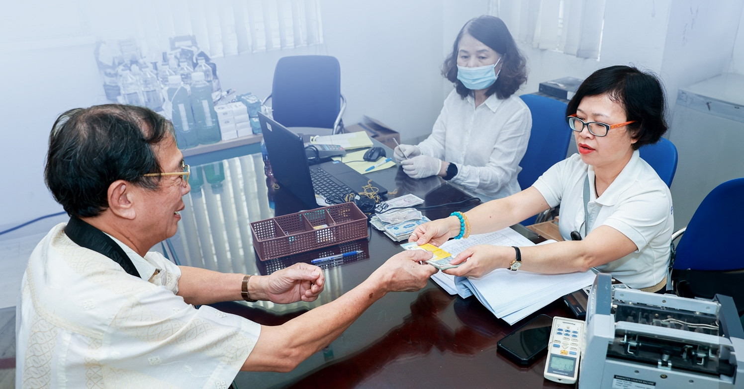 Hà Nội chi trả gộp lương hưu, trợ cấp BHXH hai tháng