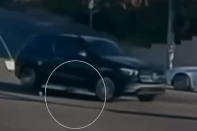 Hãi hùng cảnh bé trai rơi khỏi ô tô đang chạy, thoát nạn trong gang tấc