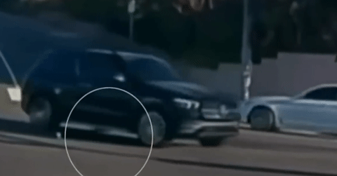 Hãi hùng cảnh bé trai rơi khỏi ô tô đang chạy, thoát nạn trong gang tấc