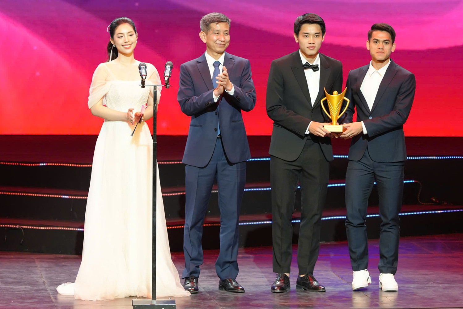 HLV Kim Sang Sik, Đình Bắc thắng lớn ở Cúp Chiến thắng