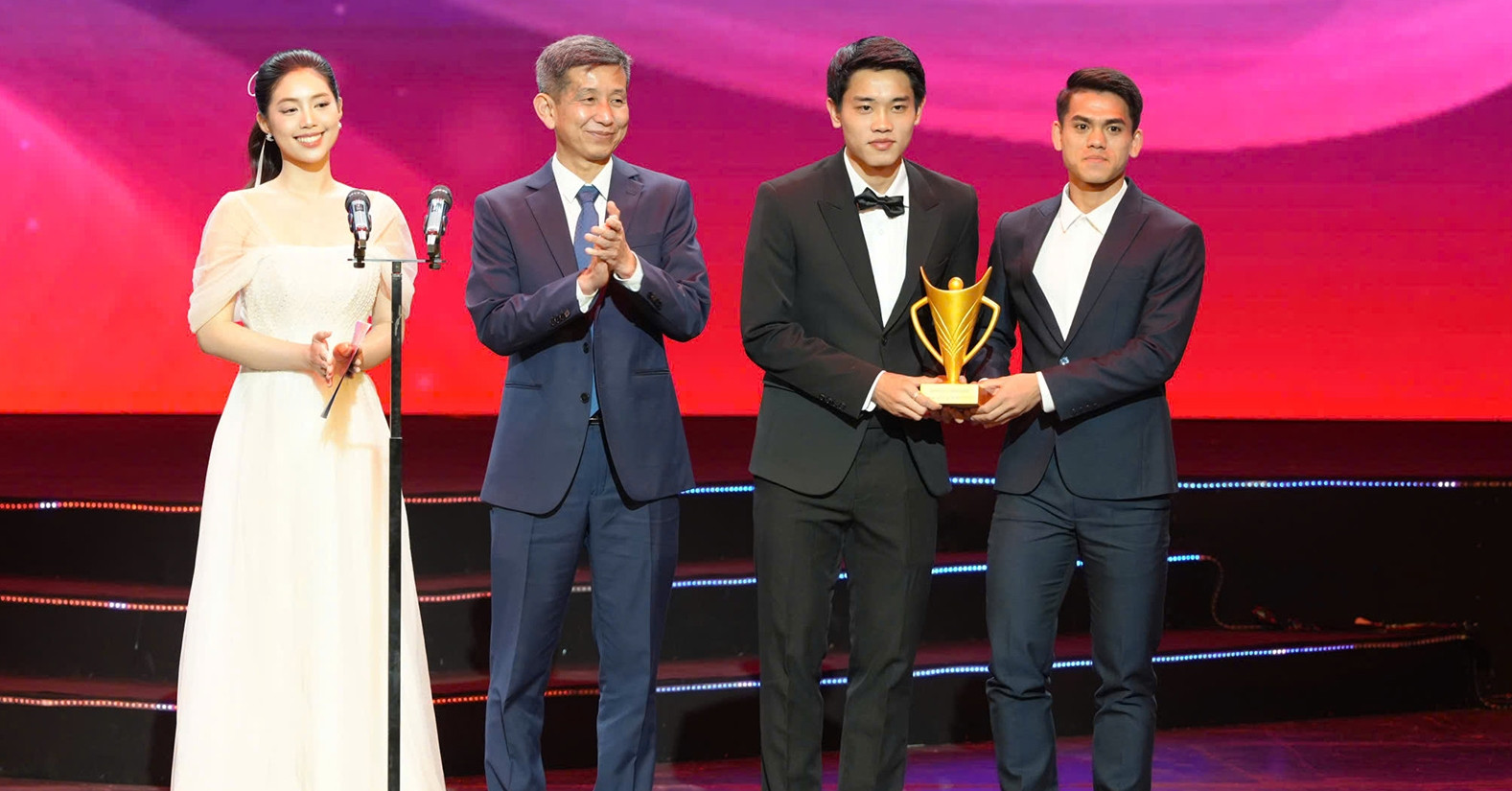 HLV Kim Sang Sik, Đình Bắc thắng lớn ở Cúp Chiến thắng