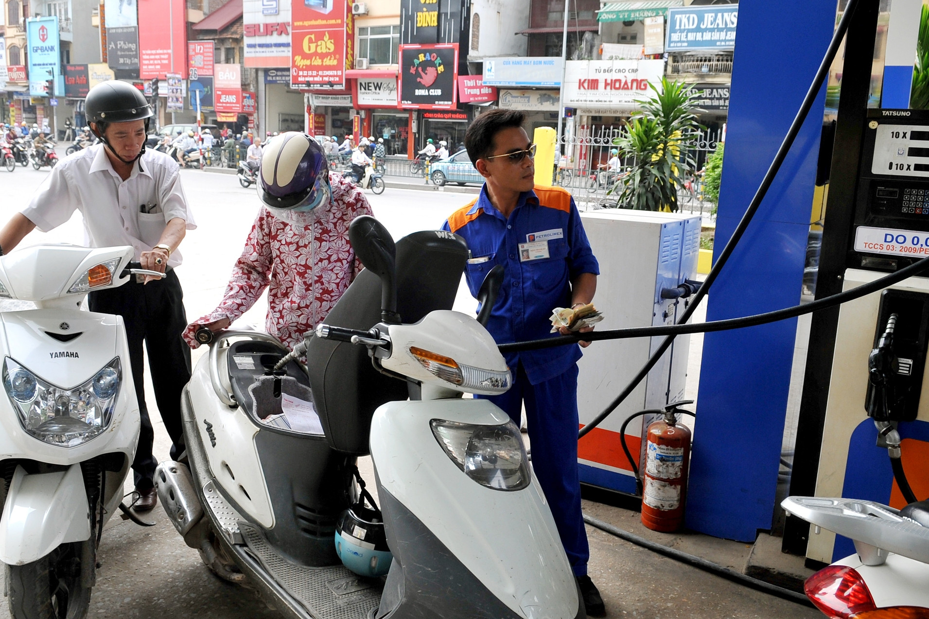 Giá xăng đảo chiều đi lên, RON95 sát mốc 19.000 đồng/lít