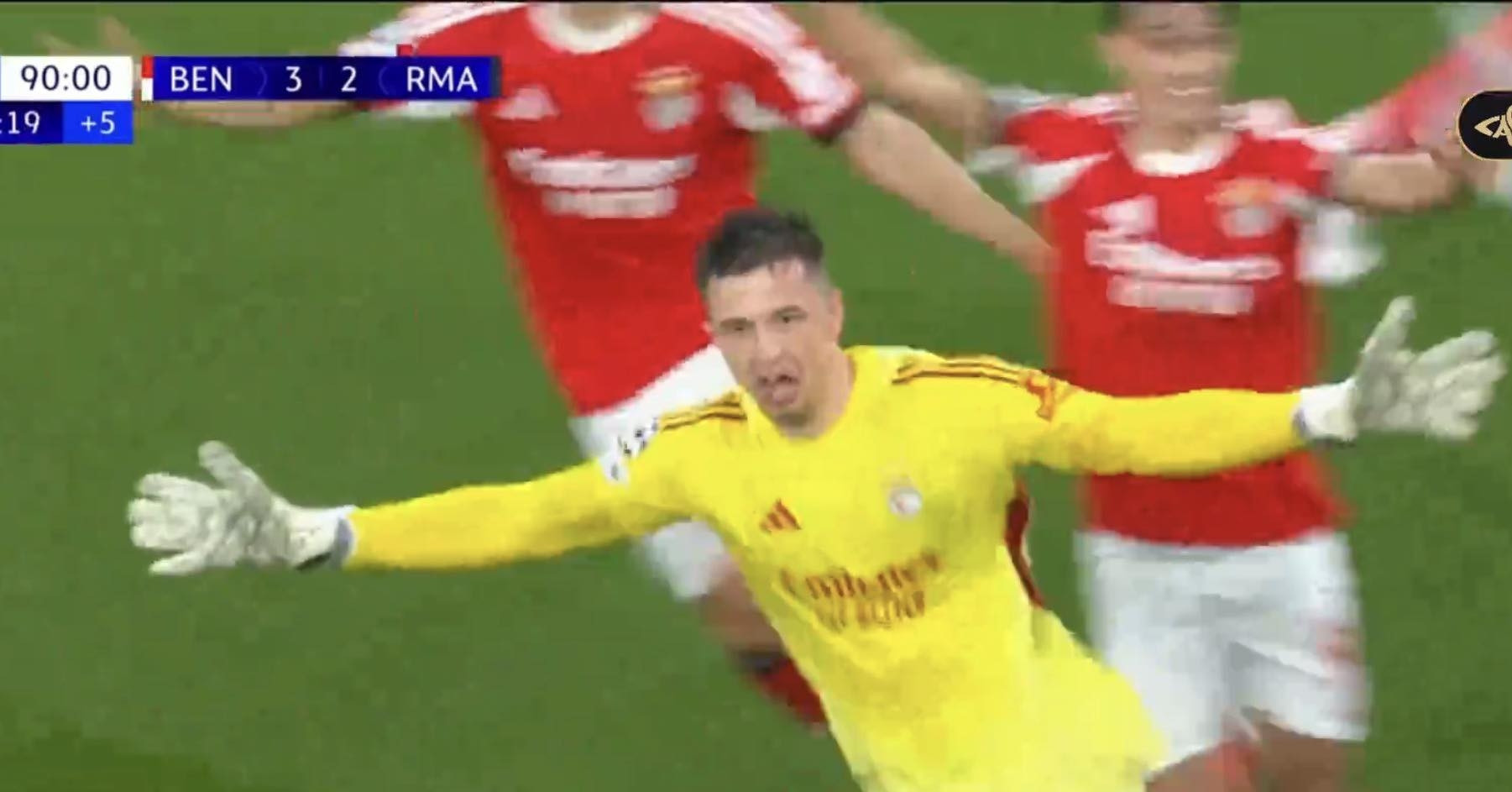 Mourinho đạo diễn cú sốc: Thủ môn Benfica ghi b...