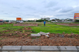 Xây nhà ở trên đất được cấp bằng giấy viết tay từ 1992, có được cấp sổ đỏ? Mua đất bằng giấy viết tay từ 2001, sổ đỏ người khác giữ: Làm sao cho đúng luật?