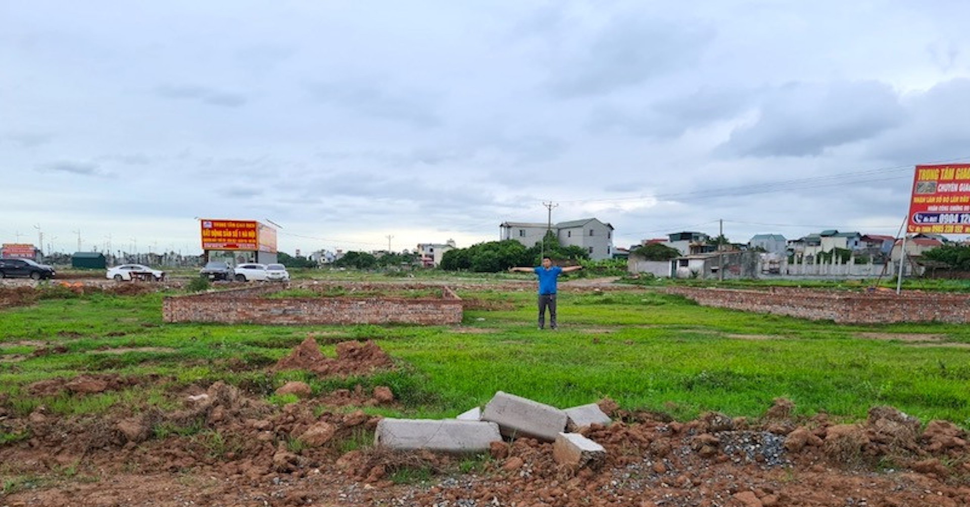 Mua đất bằng giấy viết tay từ 2001, sổ đỏ người khác giữ: Làm sao cho đúng luật?