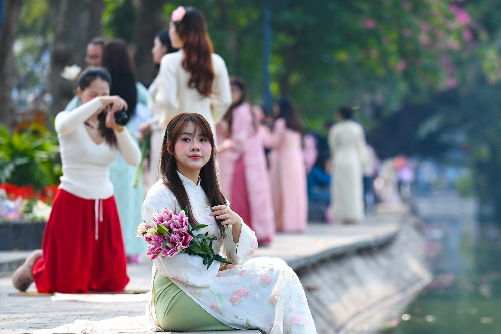 'Nàng thơ' đứng kín bờ hồ Hoàn Kiếm chụp ảnh chơi Tết