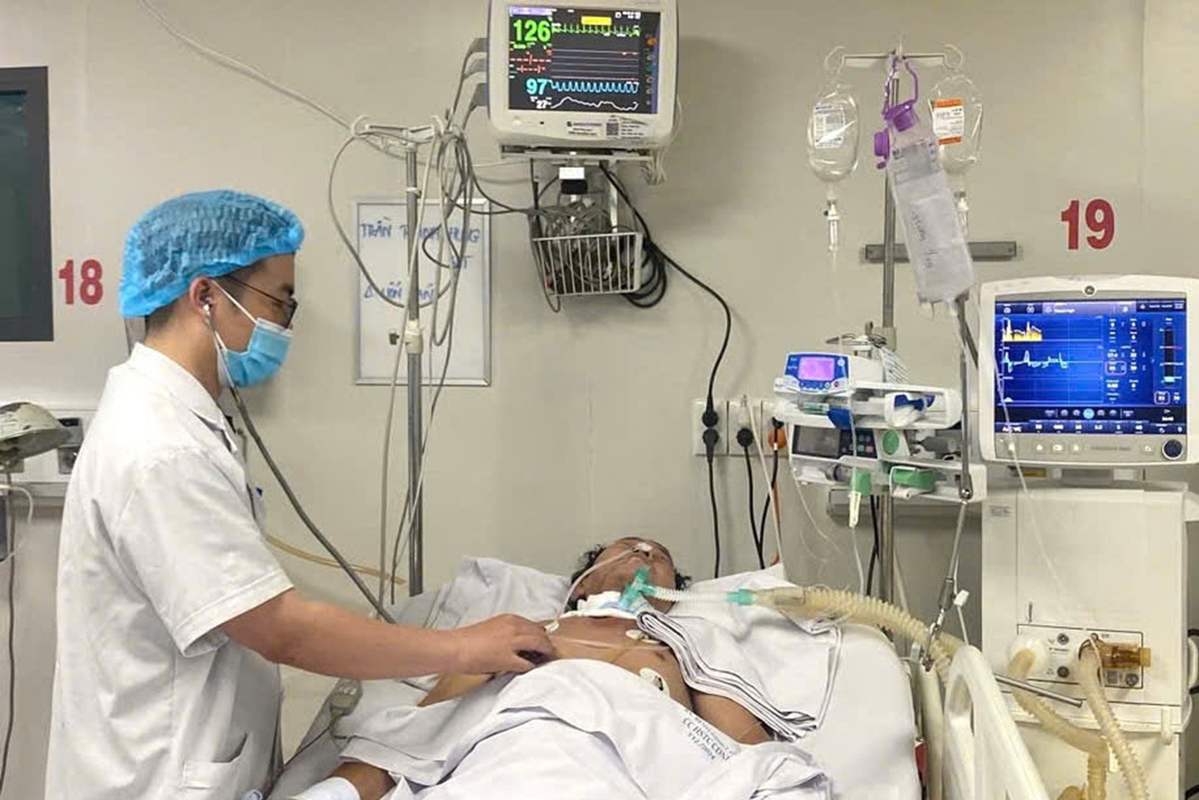 Người đàn ông nguy kịch vì uốn ván, vợ nghèo kiệt quệ cầu mong phép màu