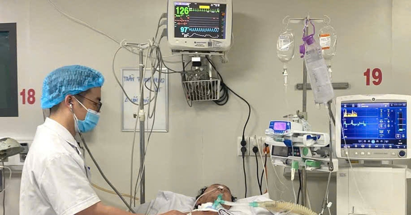 Người đàn ông nguy kịch vì uốn ván, vợ nghèo kiệt quệ cầu mong phép màu