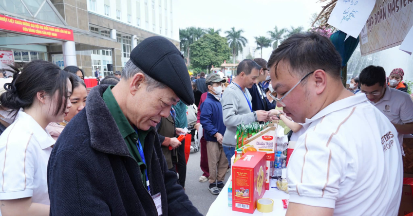 Sau ca truyền hóa chất, người bệnh trải nghiệm phiên chợ đặc biệt ở sân viện