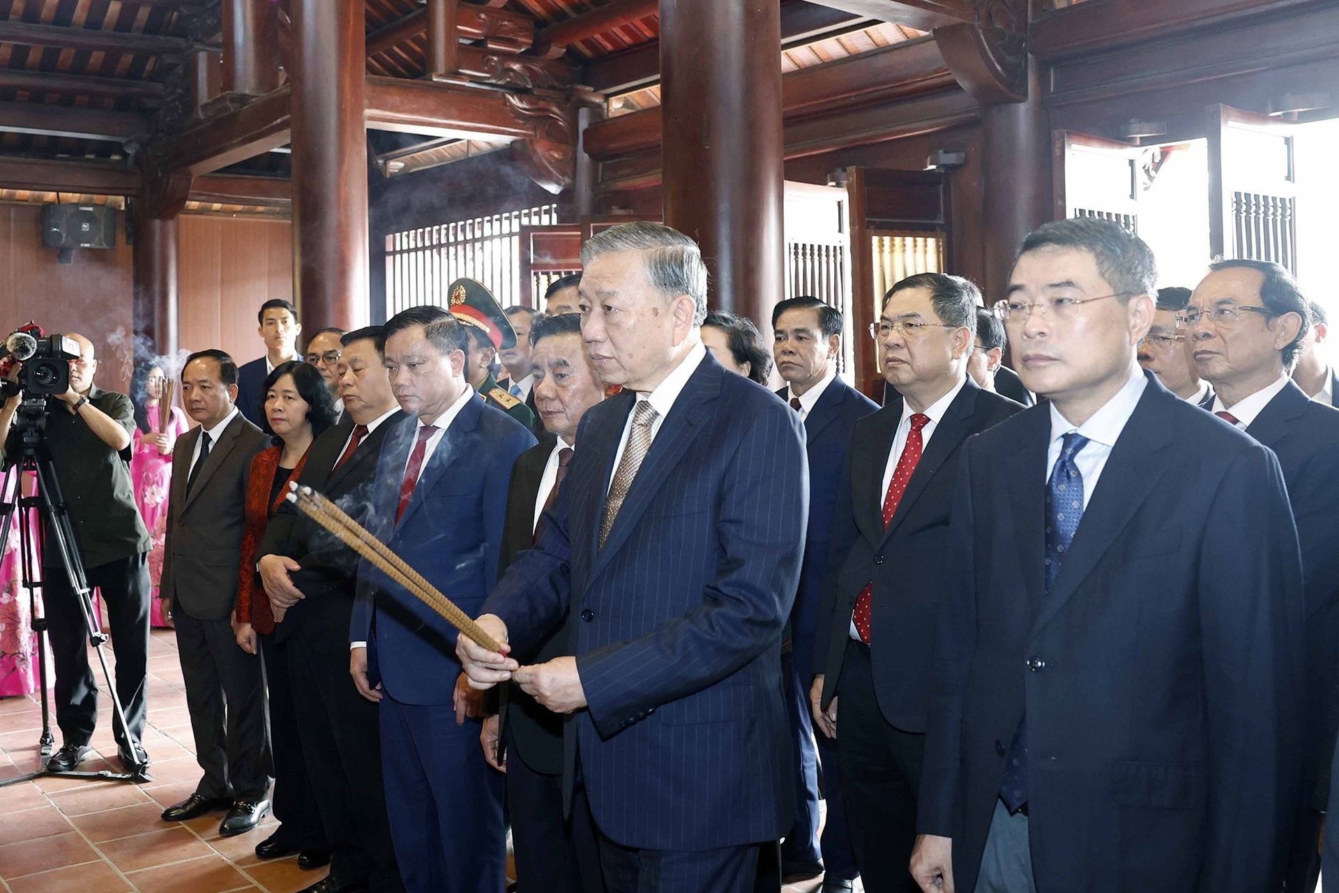 Tổng Bí thư Tô Lâm dâng hương tưởng niệm Chủ tịch Hồ Chí Minh tại Nghệ An