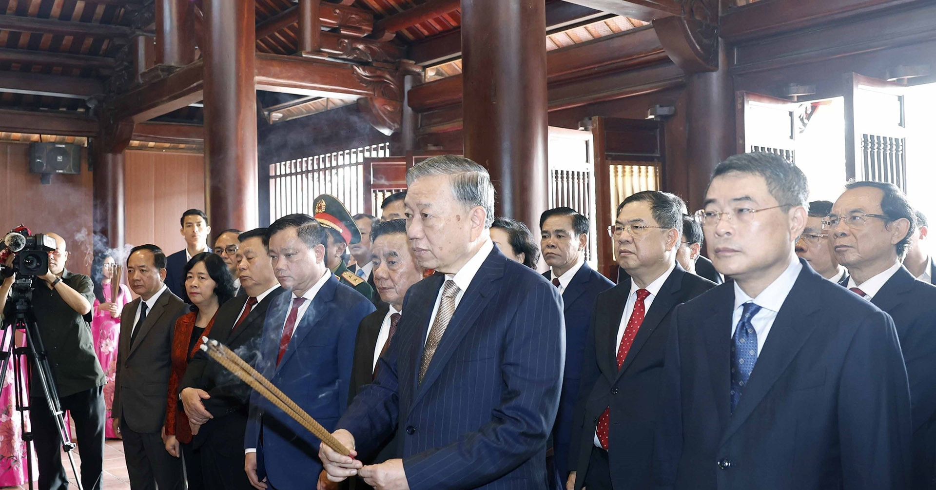 Tổng Bí thư Tô Lâm dâng hương tưởng niệm Chủ tịch Hồ Chí Minh tại Nghệ An