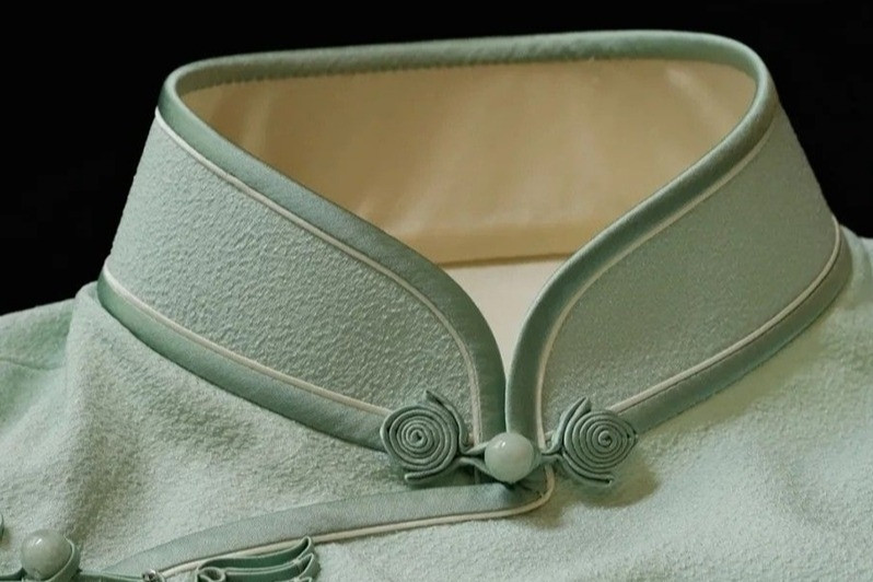 Tranh cãi gay gắt về áo dài Tết