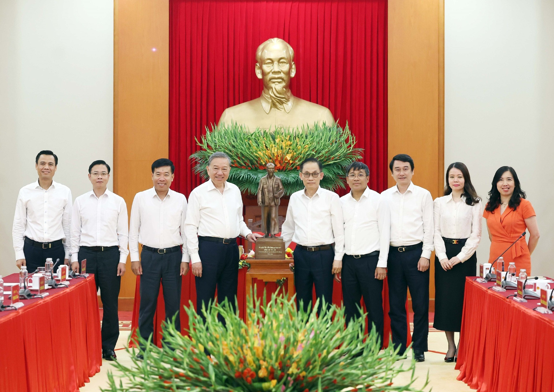 vnapotaltongbithuchutrilamviecvoibanthuongvudanguybongoaigiao8276560 17579408626071605644326.jpg