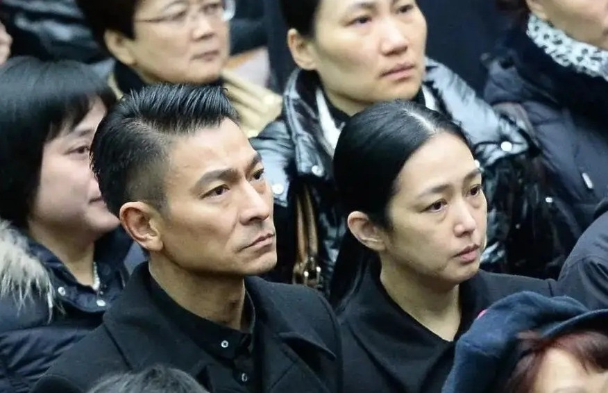 Vợ diễn viên Lưu Đức Hoa chui gầm xe trốn fan cuồng