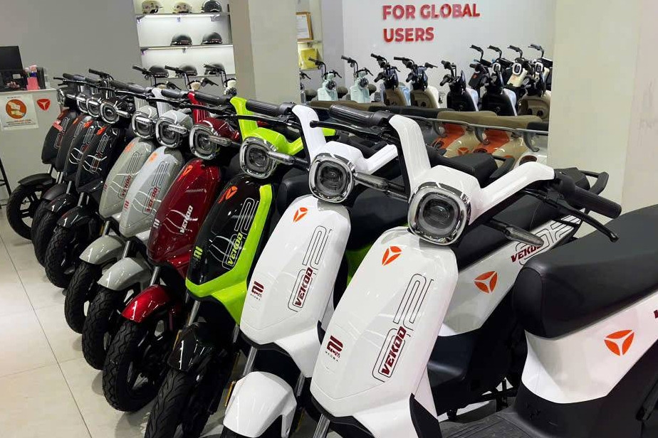 Xe máy điện có phải đăng ký biển số không và cần GPLX gì trong năm 2026?