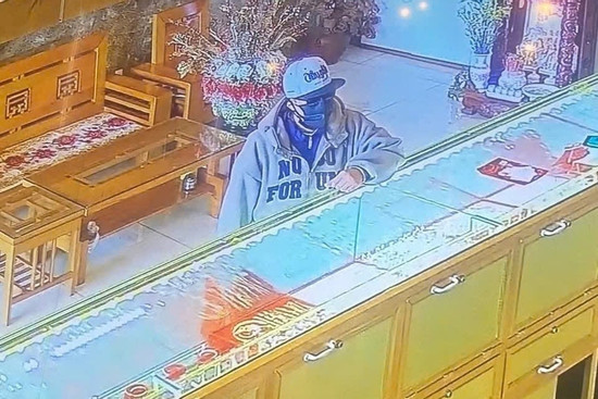 Bản tin trưa 03/01: Truy bắt kẻ cướp tiệm vàng trong ngày đầu năm mới ở Lâm Đồng