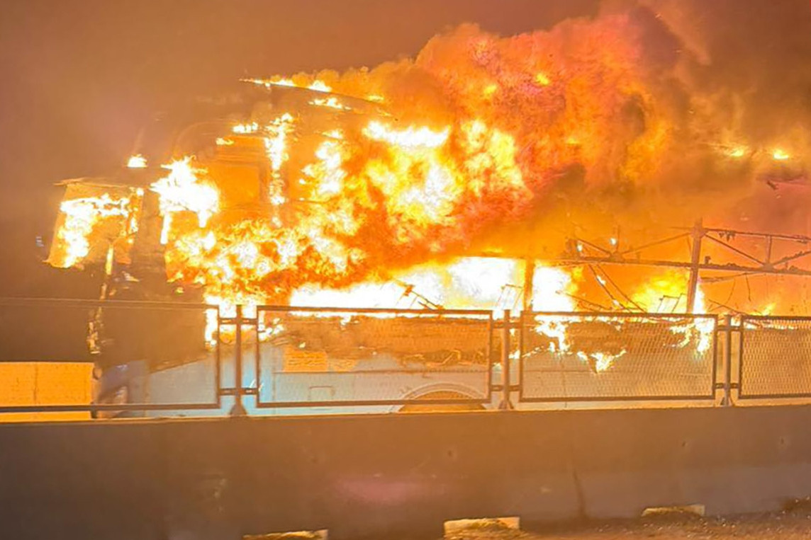  Bản tin sáng 3/1: Xe khách bốc cháy dữ dội trên cao tốc, nam sinh lớp 12 tử vong 