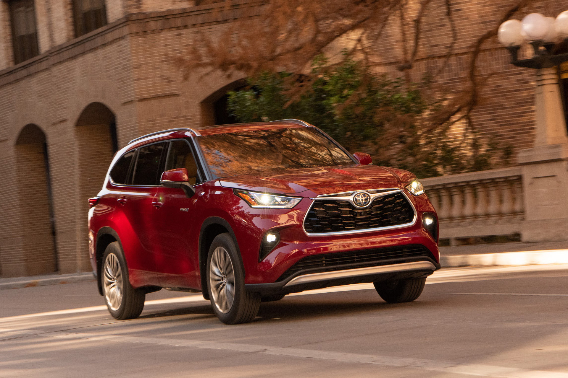 2020 toyota highlander platinum 156 1576621499  Car and Drive.jpg