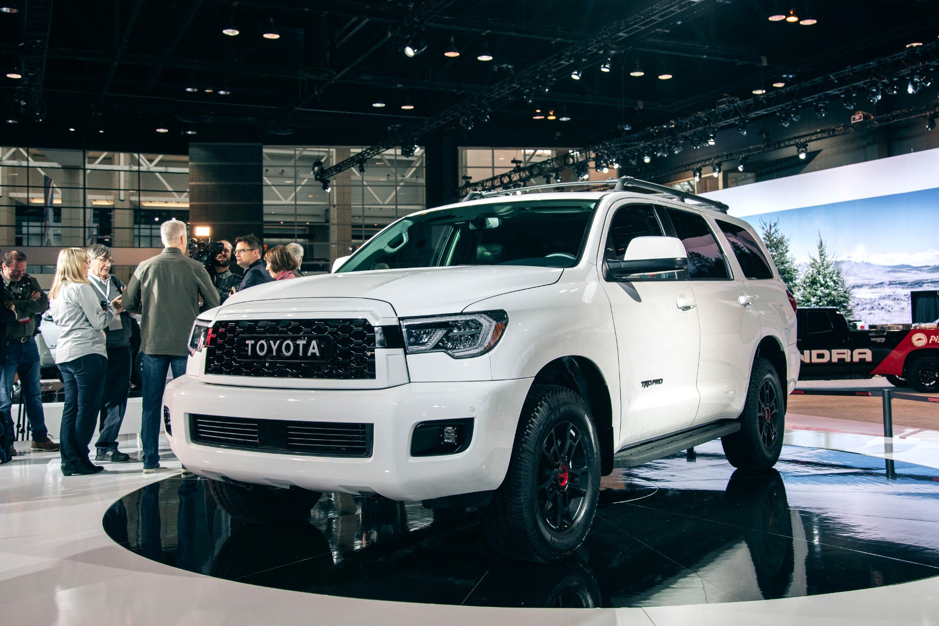 2020 toyota sequoia vietnamnet 1920x1280.jpg