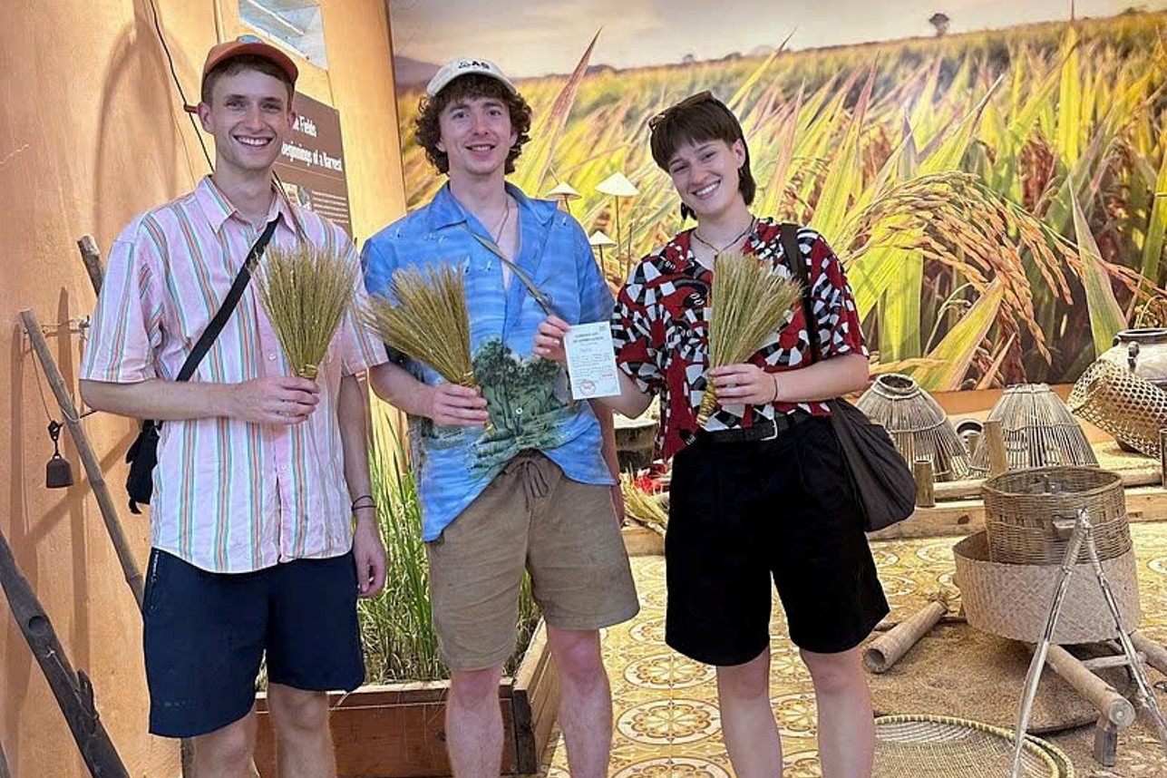 Du khách thích thú trải nghiệm xay lúa, làm chổi rơm ở Ninh Bình