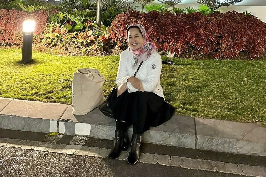 Hồ Ngọc Hà gợi cảm, NSND Lan Hương ngồi co ro chờ quay giữa đêm đông