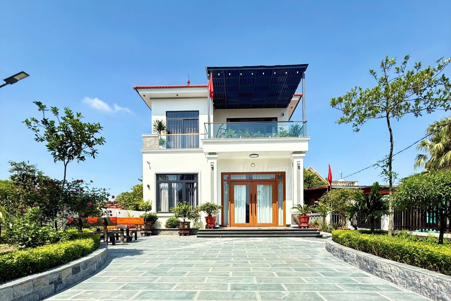 Khó mua nhà Hà Nội, vợ chồng trẻ cầm tiền tỷ về quê xây nhà 'không giống ai'