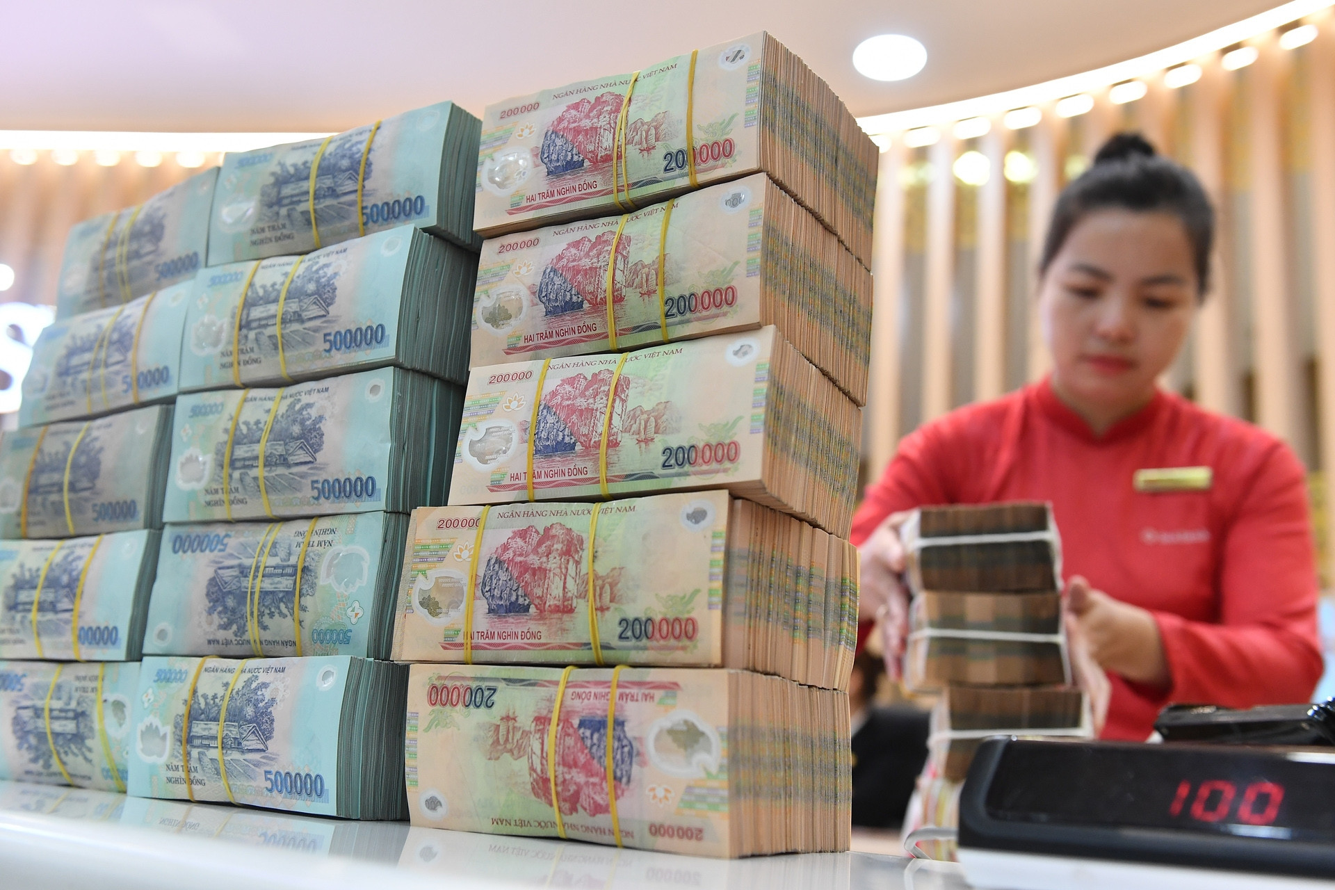 Lãi suất huy động tăng tốc, chờ động thái mới giảm sức ép thanh khoản