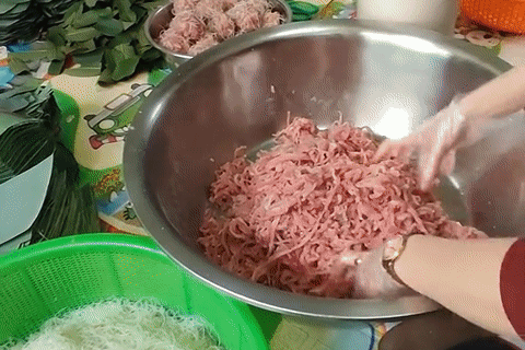 Lần đầu ăn cỗ cưới ở Ninh Bình, cô gái Hà Nội mê tít món đặc sản lạ miệng