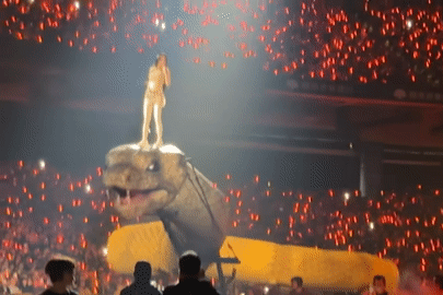 Nữ ca sĩ chi gần 800 tỷ đồng cưỡi 'rắn khổng lồ, bò tót' trên sân khấu là ai?