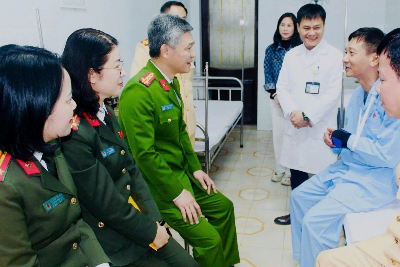 Thanh niên uống rượu, thông chốt đâm bị thương Đại úy CSGT Thanh Hóa