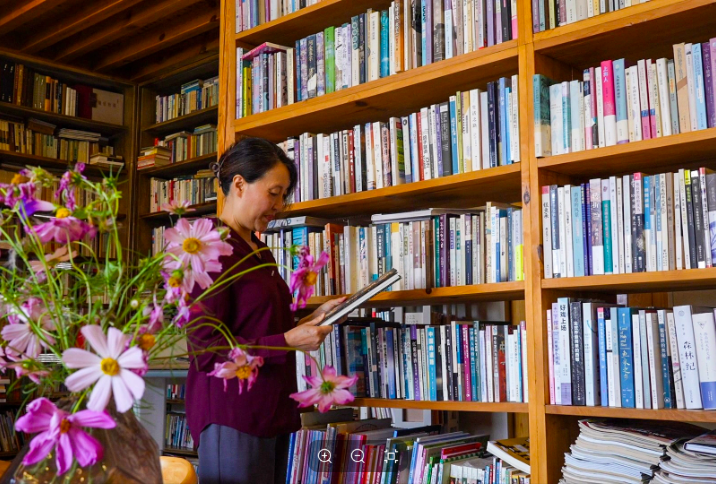 Vợ chồng mang 40.000 cuốn sách, vượt đường xa dựng 'thư viện' mơ ước