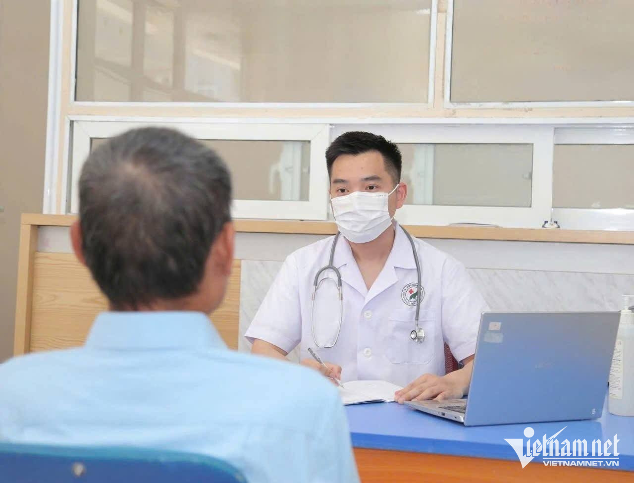 W-BV Đuc Giang 1.jpg
Chú thích: Bác sĩ Bệnh viện đa khoa Đức Giang (Hà Nội) thăm khám cho bệnh nhân .jpg