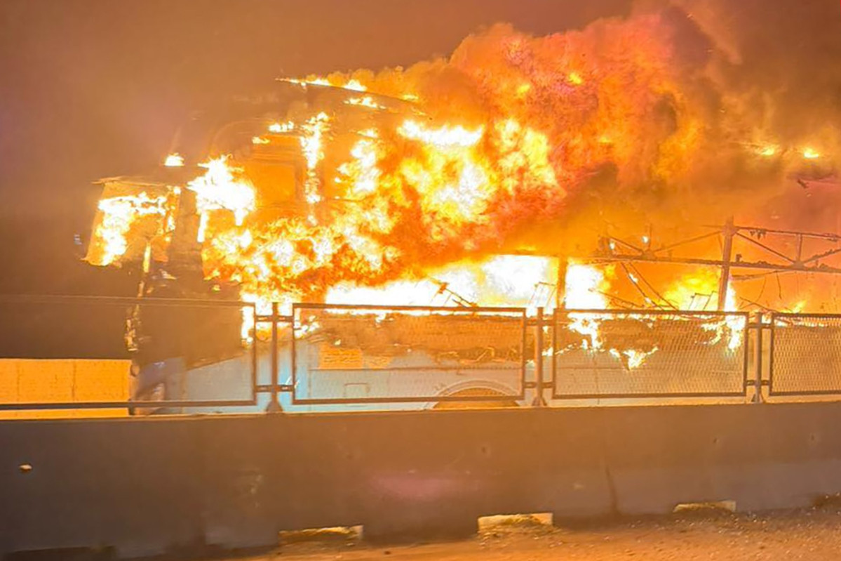 Xe khách bốc cháy dữ dội trên cao tốc, nam sinh lớp 12 tử vong