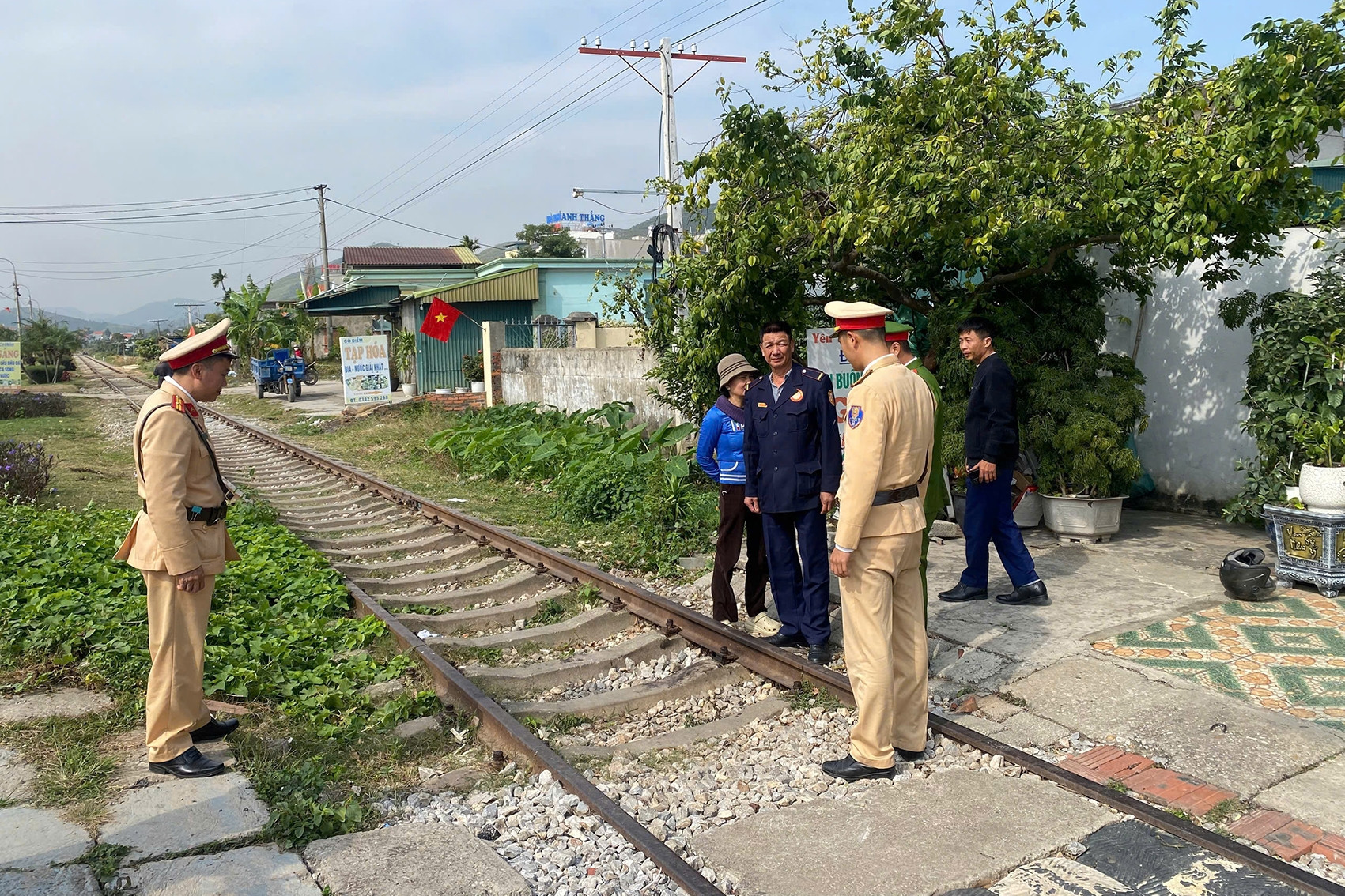 Gia đình nổi lửa nướng đồ ăn trên đường sắt ở Quảng Ninh, đăng TikTok, bị CSGT xử phạt