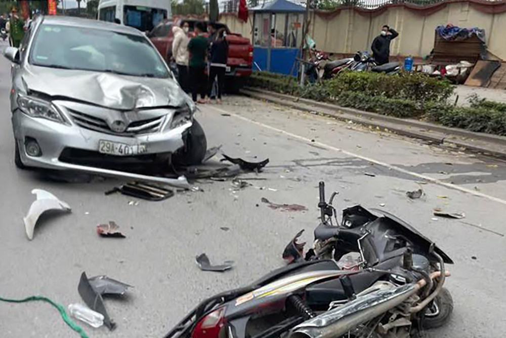 Ô tô con đâm liên hoàn 6 xe trên phố ở Hà Nội, ba người phải đi cấp cứu