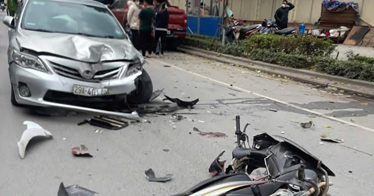 Ô tô con đâm liên hoàn 6 xe trên phố ở Hà Nội, ba người phải đi cấp cứu