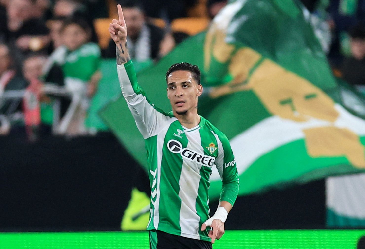Antony hóa người hùng, Betis vào thẳng vòng 1/8 Europa League