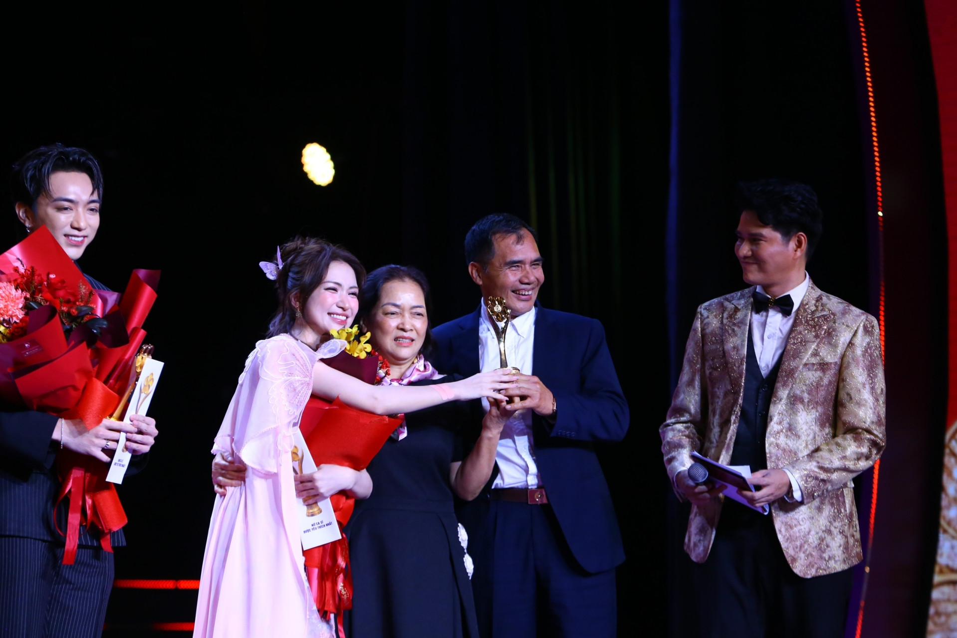 batch_hoa minzi va ba me 17696992676331724107589.jpg