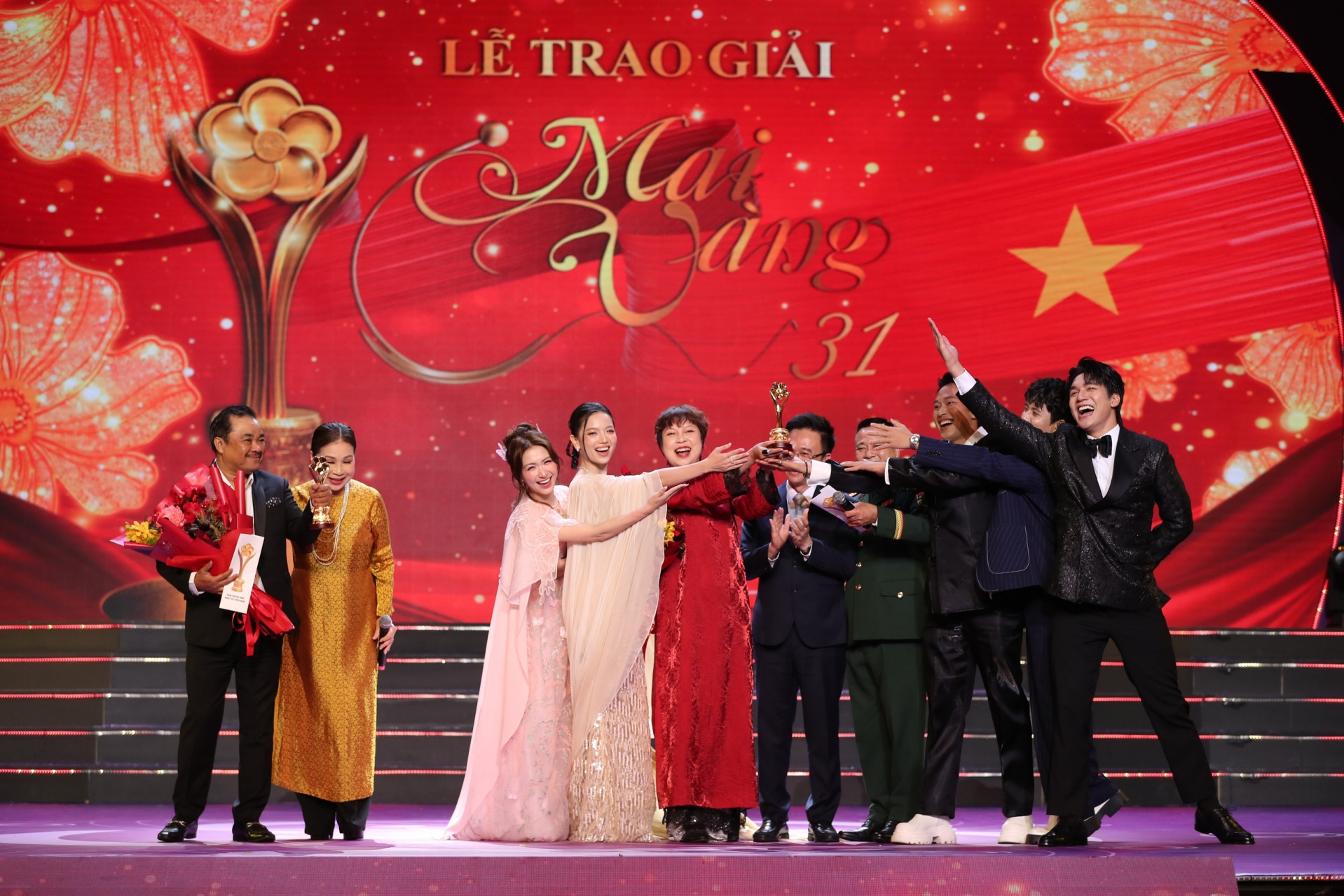 batch_ong dang minh thong pho bi thu thanh uy tp ho chi minh trao giai cho phim mua do va me bien jpg 1 17696971604701537551652.jpg